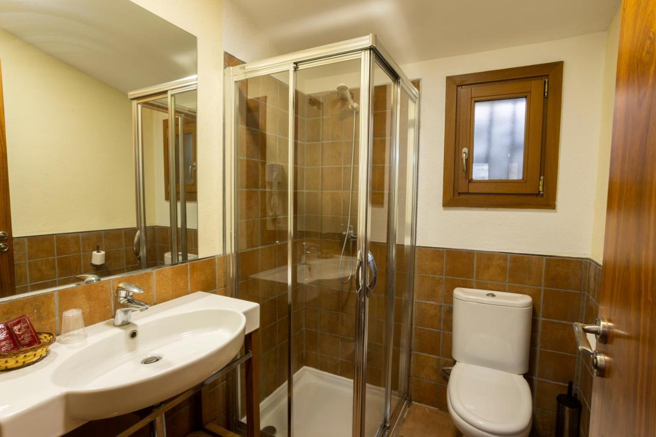 Hostal Les Roquetes 케랄브스 외부 사진