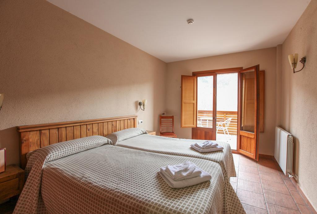 Hostal Les Roquetes 케랄브스 외부 사진