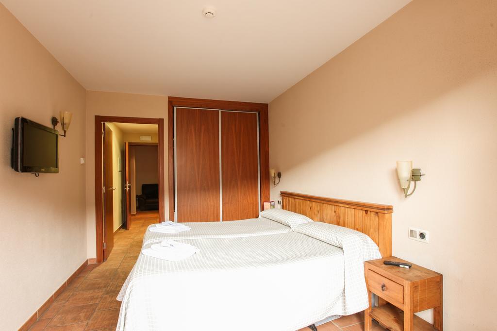 Hostal Les Roquetes 케랄브스 외부 사진