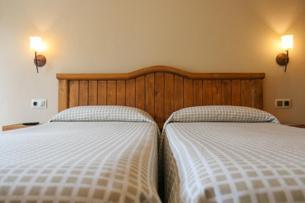 Hostal Les Roquetes 케랄브스 외부 사진